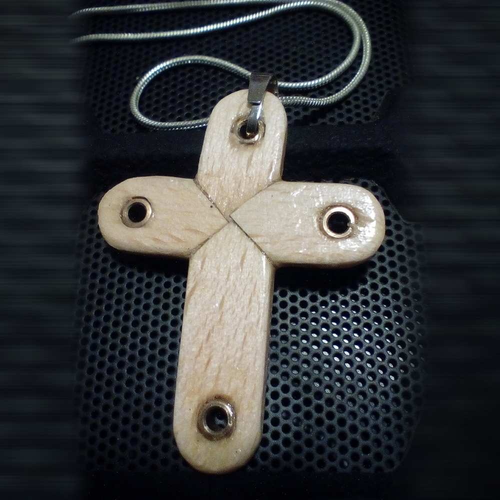 Pandantiv cruciulita lemn cu inele metalice